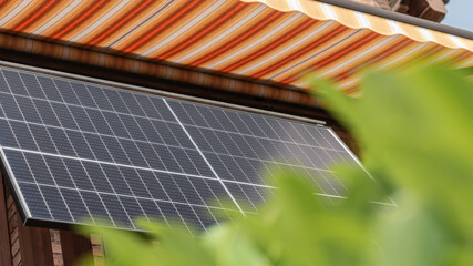 Solarpanels einer Solaranlage eines Balkonkraftwerks erzeugen Energie aus der Sonne
