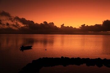 Fototapeta na wymiar coucher de soleil en polynesie
