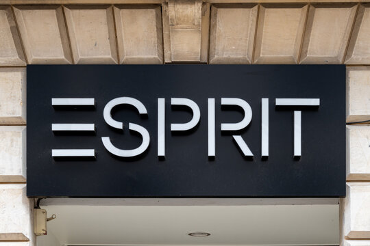 Chartres, France - 23 juillet 2023: Enseigne et logo d'une boutique Esprit. Esprit est une marque allemande de v&ecirc;tements, de joaillerie, parfums, accessoires, chaussures et linge de maison