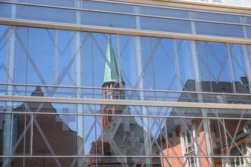 Frankfurt am Main Spiegelung der Alten Nikolaikirche in einer Glasfront