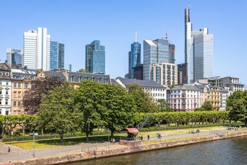 Frankfurt am Main Blick vom Holbeinsteg auf den Main, das Mainufer und die Hochhäuser vom Bankenviertel