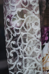 Close-up sur un tissu en dentelle blanche avec motifs brodés