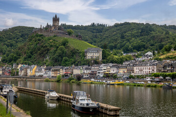 Obraz premium View on the German city of Cochem with the colored houses and the Reichsburg Cochem castle
