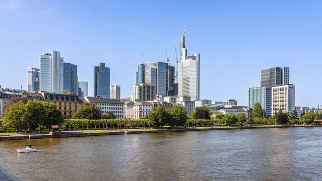 Frankfurt am Main Blick vom Holbeinsteg auf die Skyline 