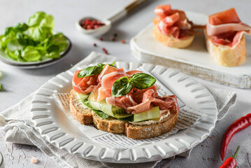 bruschetta with jamon and cheese