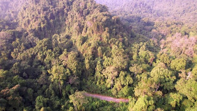 Vue a&eacute;rienne du parc forestier et montagneux naturel &agrave; Ninh Binh au Vietnam, for&ecirc;t tropicale verdoyante et paysage karstique avec rizi&egrave;res et fleuve, tourisme &eacute;cologique et culturel dans la baie d&rsquo;Hal