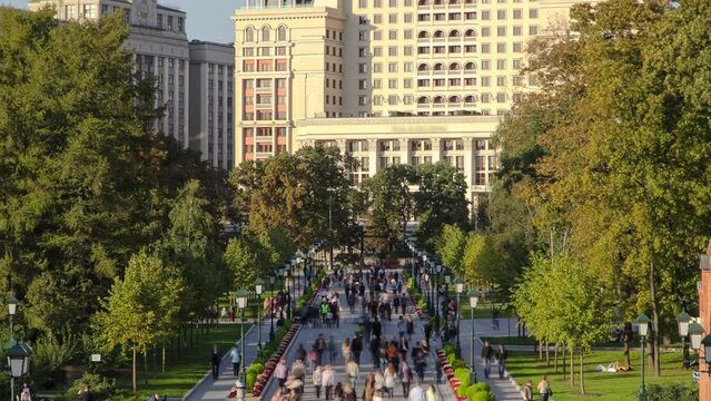 View of alley in the Alexander's garden from above. Popular touristic landmark by the Moscow Kremlin, Russia aerial timelapse