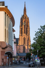 Frankfurt am Main Kaiserdom St. Bartholom&auml;us Blick von der Domstra&szlig;e auf den Domplatz und den Kirchturm