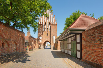 Historisches Treptower Tor und Stadtmauer in Neubrandenburg © cinzano77