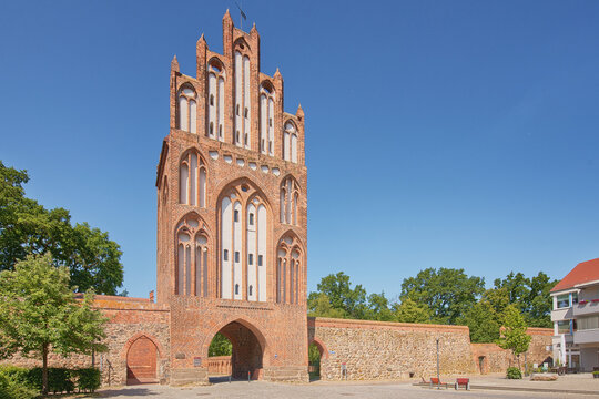 Historisches Treptower Tor und Stadtmauer in Neubrandenburg