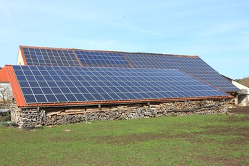 Landwirtschaftliches Gebäude mit Solarzellen