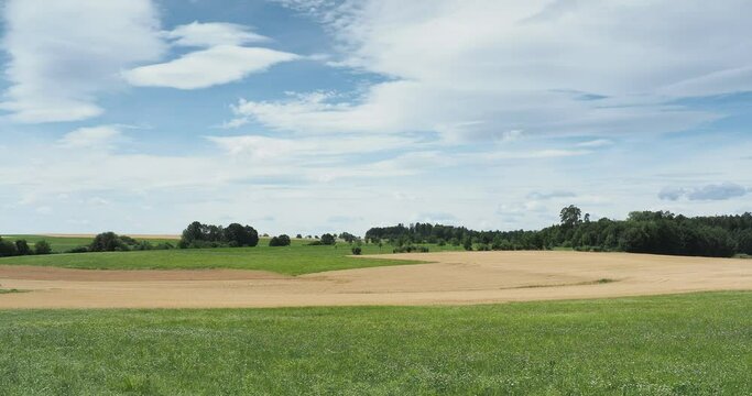 Typisches G&auml;ulandschaften W&uuml;rttembergs. Rund um Bondorf im Korng&auml;u, Bernloch Wald und M&ouml;tzingen. Weizenfeld und Getreideanbau, umgeben von wilder Natur und Waldgebieten