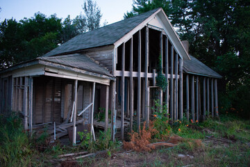 Fototapeta na wymiar old abandoned wooden house