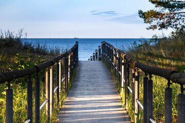 Drewniany chodnik na wybrzeżu Morza Bałtyckiego w Polsce. Piękny krajobraz.
Wooden walkway on...