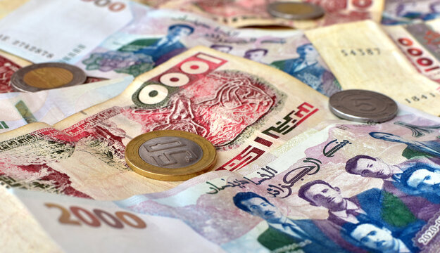 Scattered Algerian banknotes, Algerian dinars in denominations of five dinars, fifty dinars, two hundred dinars, one thousand dinars, two thousand dinars, mixed banknotes as background, close-up