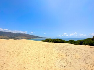 Schöne Aussicht von den Dünen von Valdevaqueros über eine Bucht entlang der Küste des...