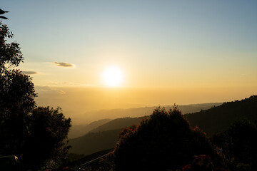 Sonnenuntergang und Blick aufs Meer am Horizont auf Bali