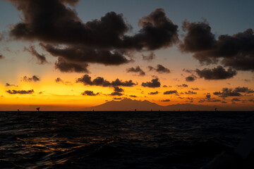 Mit den Fischern drau&szlig;en im Morgengrauen vor der K&uuml;ste von Bali mit Sonnenaufgang und Blick auf die Nachbarinsel Lombok
