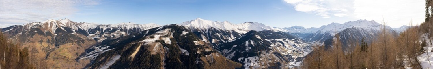 Fototapeta na wymiar Panorama Blick über das Raurisertal in den Alpen