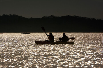 personas navegando en kayak en un lago o mar