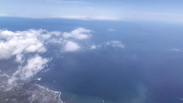 伊豆半島上空を飛ぶ飛行機から撮影した南伊豆の海岸線と太平洋と雲の映像

