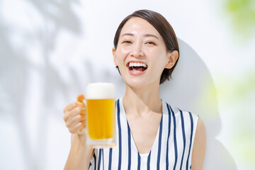 ビールを飲む女性