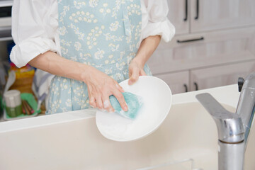 皿洗いをする女性の手元