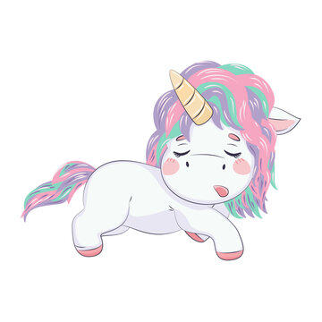 Kresk&oacute;wkowy uroczy biały jednorożec w stylu kawaii. Śpiący mały kucyk z kolorową grzywą. Ilustracja wektorowa na białym tle.