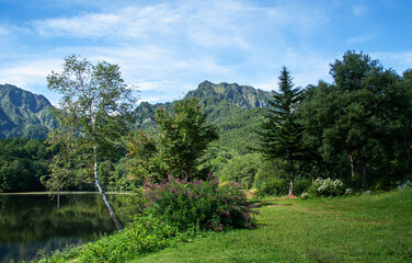 鏡池　長野市戸隠｜聳え立つ戸隠連峰が映り込む湖面の神秘さに言葉を失います
