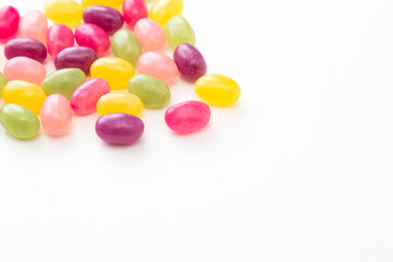 白背景にカラフルな粒グミ