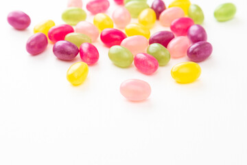 白背景にカラフルな粒グミ