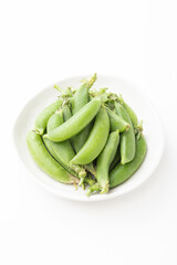 白背景にスナップエンドウ