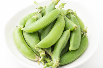 白背景にスナップエンドウ
