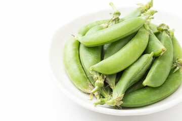 白背景にスナップエンドウ