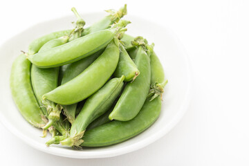 白背景にスナップエンドウ