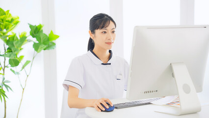 パソコンで作業する医療従事者の女性