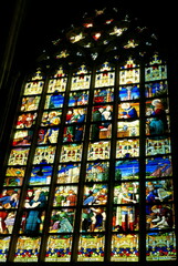 bunt bemaltes Glasfenster in der St. Bavo Kathedrale in Gent  