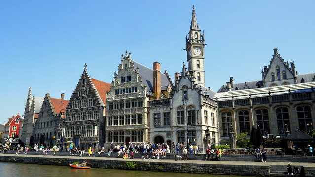 malerischer Hafen in Gent mit Anlegesteg am Kanal für Touristenboote vor mittelalterlichen Handelshäusern