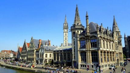 malerischer Hafen in Gent mit Anlegesteg am Kanal f&uuml;r Touristenboote vor mittelalterlichen Handelsh&auml;usern