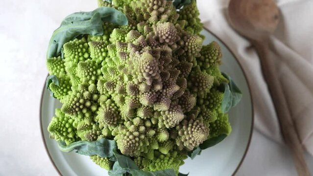 Romanesco broccoli rotating on plate, view from above, 100 fps motion 