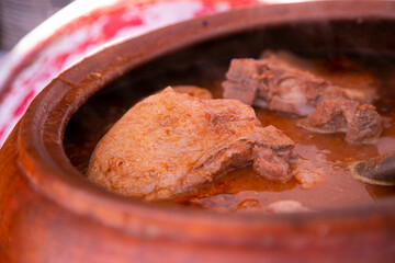 The Adobo de Chancho arequipeño consists of a marinated pork meat dish that is accompanied by vegetables and seasonings cooked in a clay pot