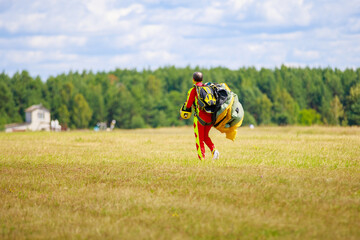Skydivers-athletes go with a parachute after the jump. © ЮРИЙ ПОЗДНИКОВ