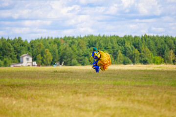 Skydivers-athletes go with a parachute after the jump.