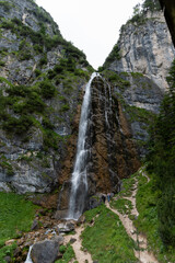 Fototapeta na wymiar Nahansicht des Dalfazer Wasserfalls im Rofangebirge.