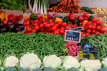 Assortiment de légumes sur l'étal d'un marché