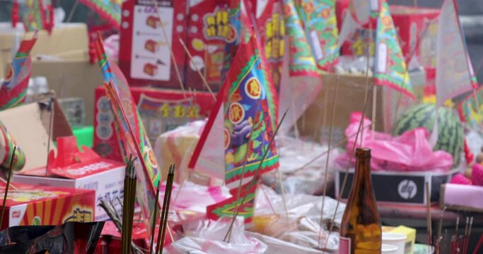 Chinese Ghost Festival, Zhongyuan Purdue, offering sacrifices to ghosts and gods, sacrificial objects, and people. Belief