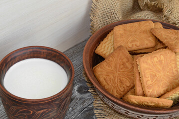 Fototapeta na wymiar cookies in a clay plate and milk in a cup