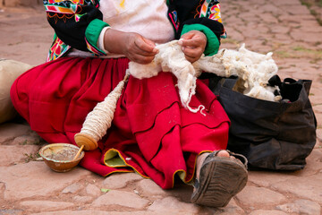 Indigenous woman working on the elaboration of textile handicrafts in a community on Lake Titicaca, Peru. - obrazy, fototapety, plakaty