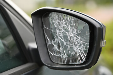 Vandalismus, zerschlagener Außenspiegel an einem Auto