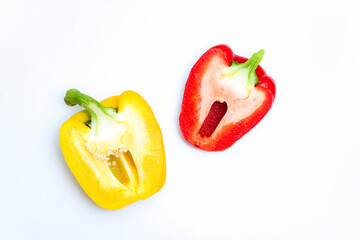 黄色と赤色のパプリカの断面
